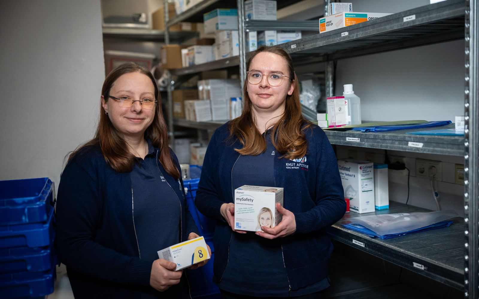 Zwei Mitarbeiterinnen der Knut-Apotheke im Warenlager mit Packungen in der Hand